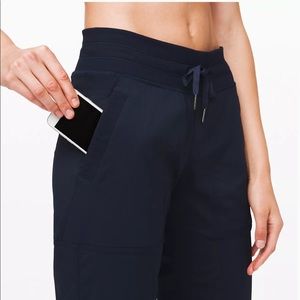 Lululemon track pants Size 4  in black ⭐️⭐️⭐️⭐️